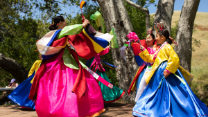 Bailarines coreanos en Garin Multicultural Wellness Walk