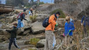 Voluntarios limpiando la costa