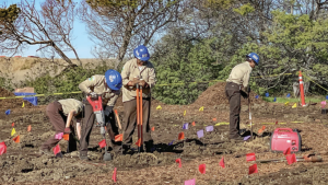 Grupo de trabajadores de EBParks excavando