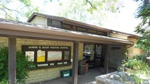 Centro de visitantes James B. Roof en el Jardín Botánico de Parques Regionales