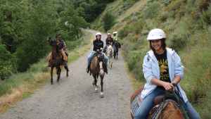 Pawg ntawm Horseback Riders ntawm Sunol Trail