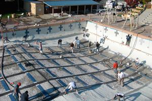 people working in a empty swimming pool