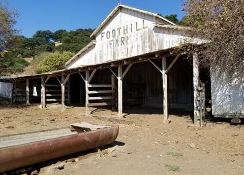 Tyler Ranch barn, pleev xim nrog "Foothill Farms"